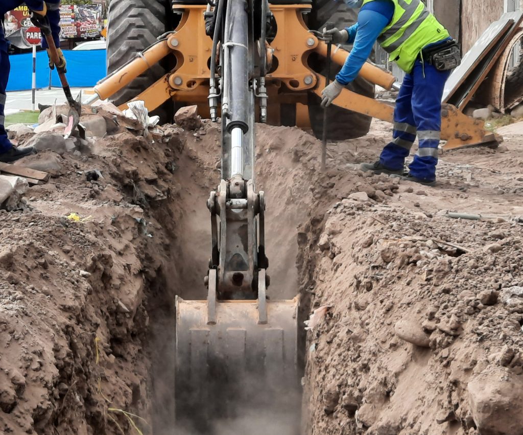 Continúan trabajos de conexión de alcantarillado en viviendas del ...