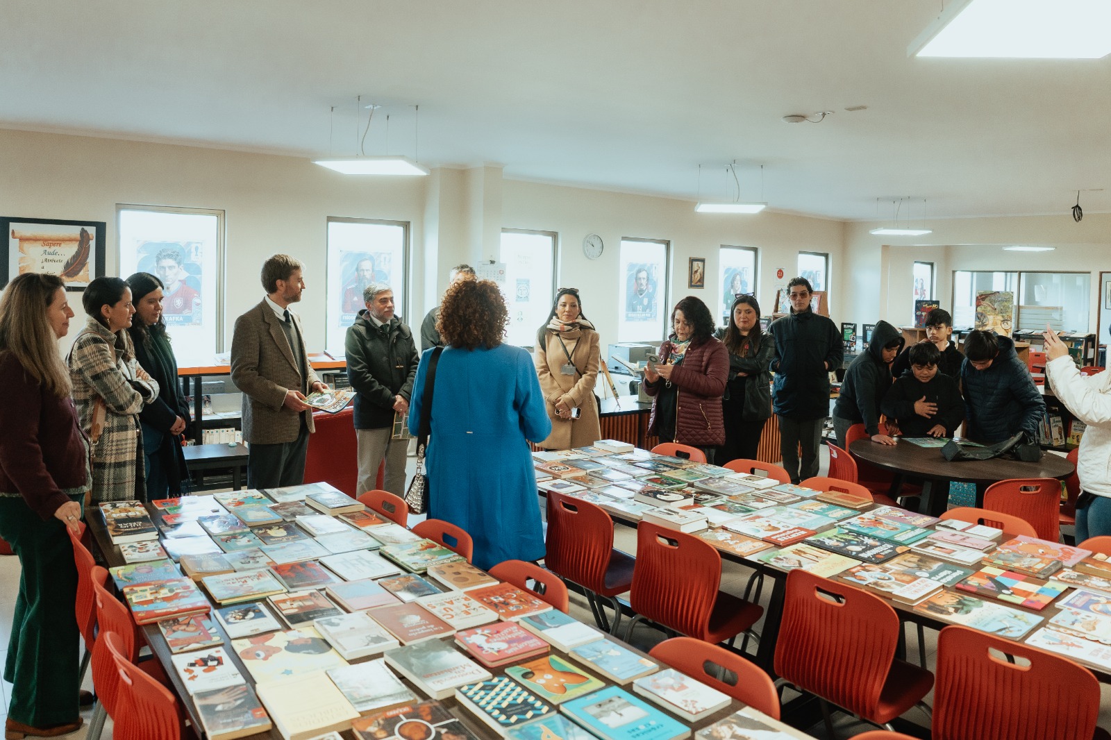 Programa Ilumina de CGE realiza aporte de libros a Colegio PuenteMaipo ...